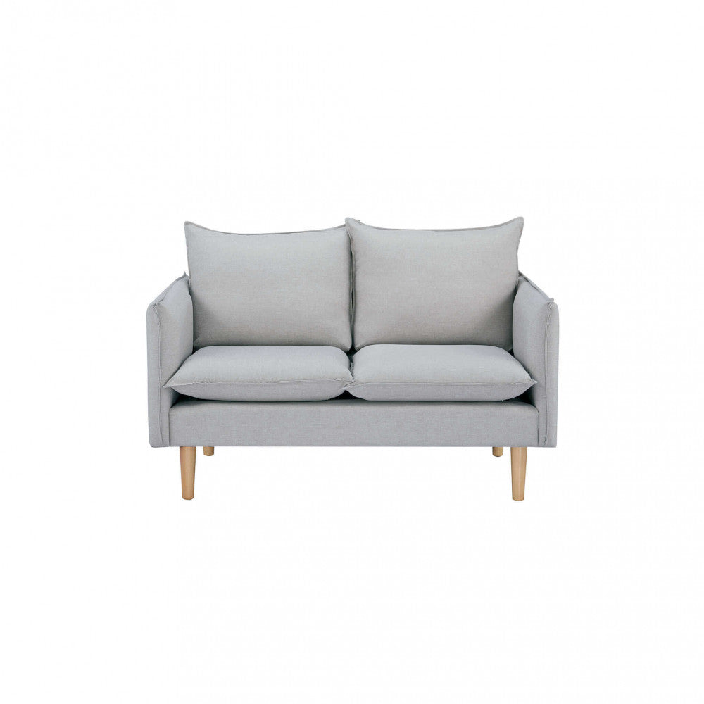 Prospettiva frontale simmetrica del divano in tessuto beige con piedini in legno chiaro.