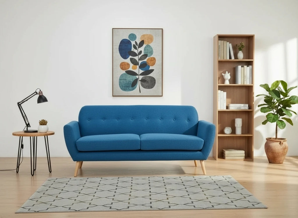 Divano 3 Posti Burton in Tessuto Blu (193 cm) con bottoni decorativi, gambe in polipropilene, design moderno, vista frontale, ambientato