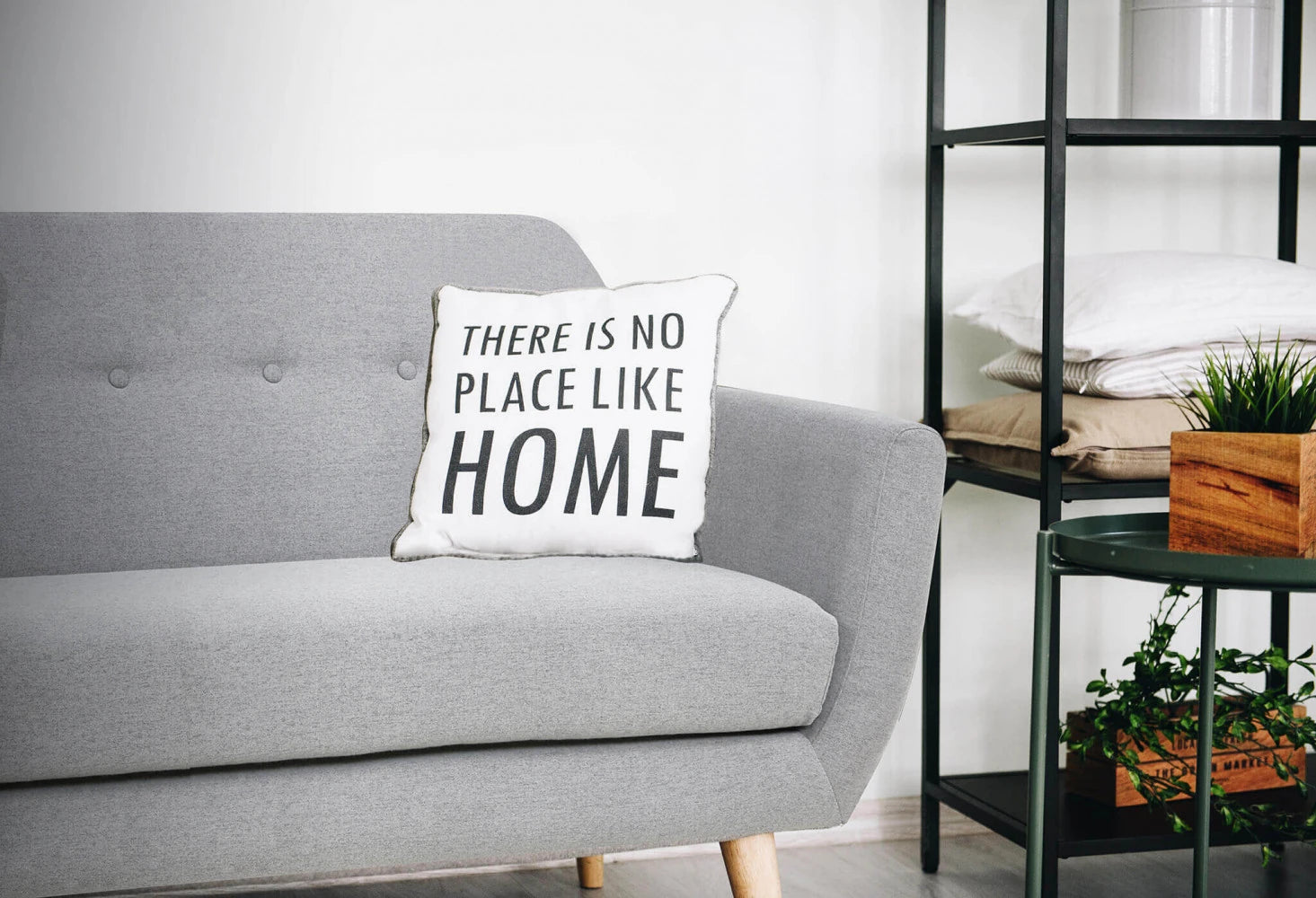 Divano 3 Posti Burton in Tessuto Grigio Chiaro (193 cm) con bottoni decorativi, gambe in polipropilene, design moderno, dettaglio imbottitura