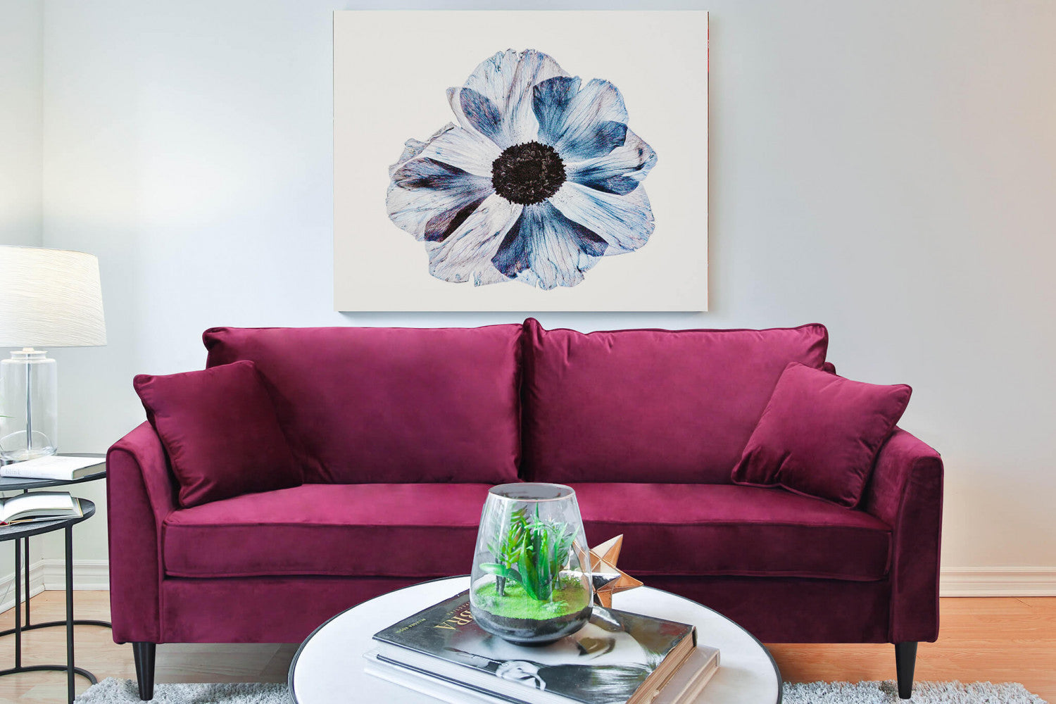 Divano 3 posti Chandler bordeaux by Albert in un soggiorno moderno con arredi complementari