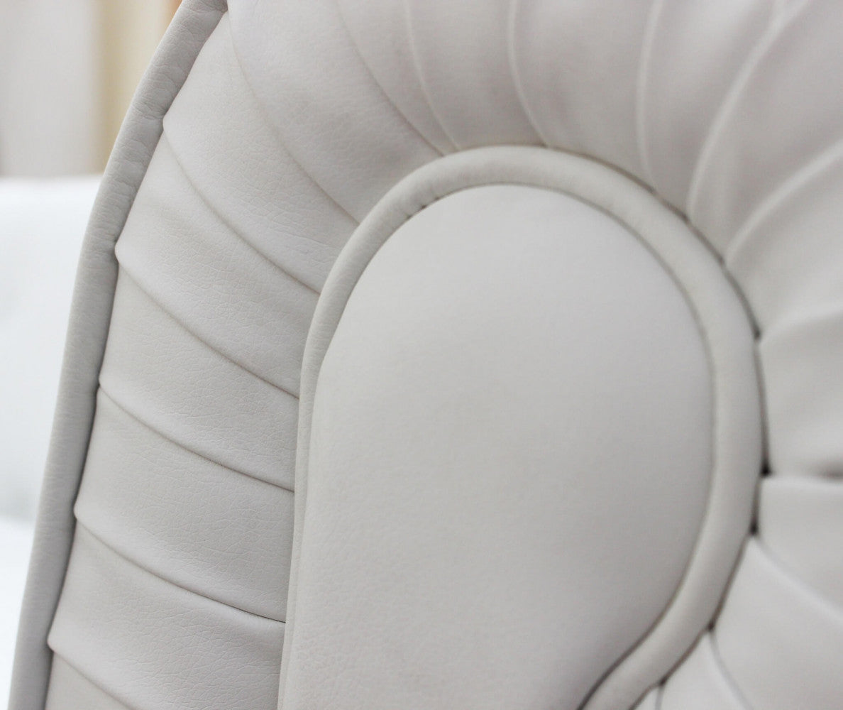 Bracciolo arrotolato e dettaglio gambe del Divano 3 Posti Chesterfield Ecopelle Bianca by Albert