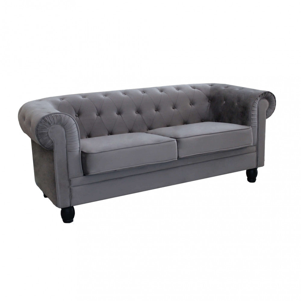 Vista frontale del divano 3 posti Chesterfield in velluto grigio taupe su sfondo bianco, che evidenzia la lavorazione capitonné.