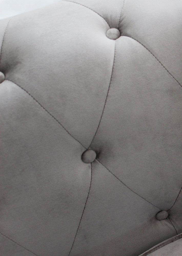 Dettaglio lavorazione capitonnè e texture velluto taupe del divano Chesterfield by Albert