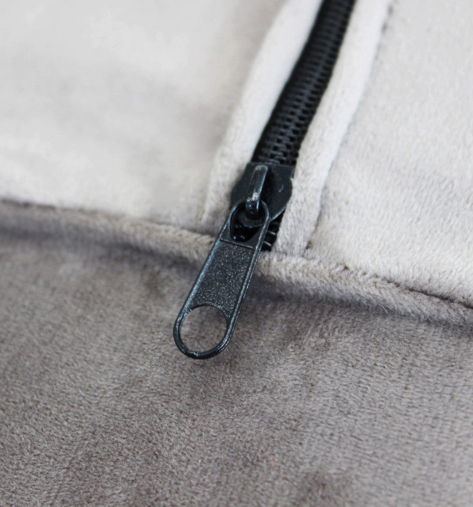 Primo piano tessuto velluto colore taupe (grigio) del Divano Chesterfield by Albert