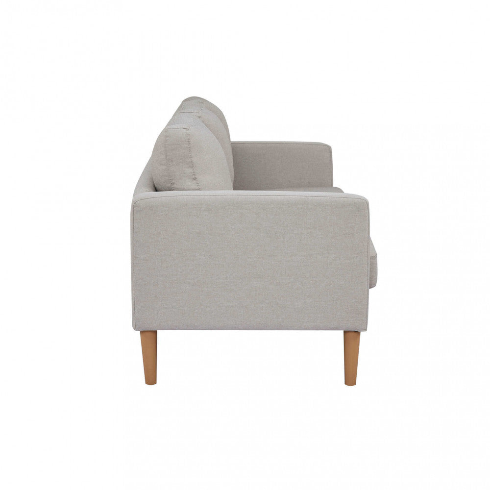Profilo laterale del divano Ramsey in tessuto beige su sfondo bianco, mostrando l'inclinazione ergonomica dello schienale.