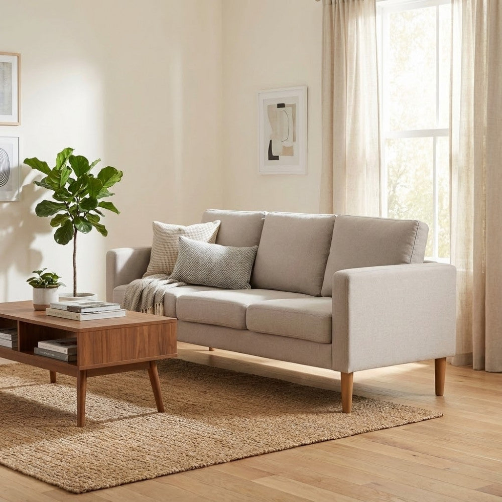 Divano Ramsey beige inserito in un salotto moderno con tappeto in juta e tavolino basso in noce.