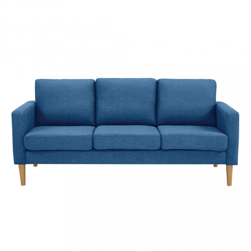 Dettaglio frontale del divano Ramsey, che mostra la texture premium del tessuto blu e l'ampia struttura a tre sedute.