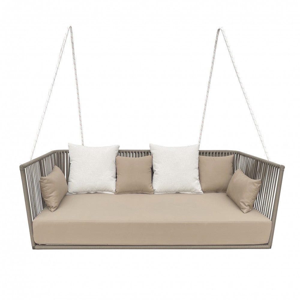 Vista frontale del divano altalena moderno con cuscini beige e bianchi, isolato su sfondo bianco per mostrare il design pulito.