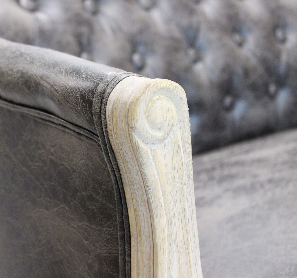 Divano Coleman ecopelle vintage grigio by Albert ambientato in un angolo lettura moderno