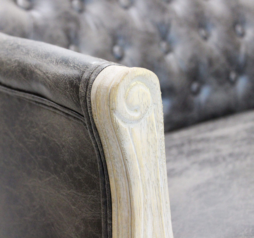 Divano Coleman ecopelle vintage grigio by Albert ambientato in un angolo lettura moderno