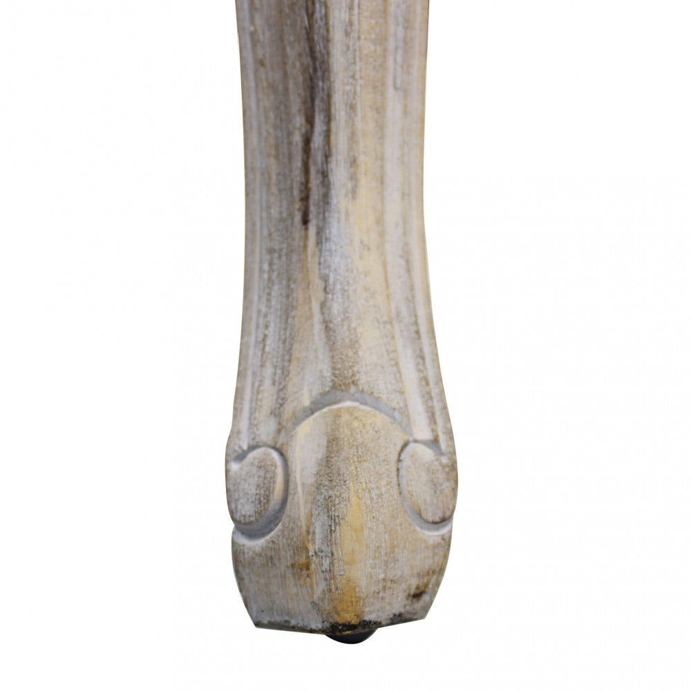 Dettaglio della gamba cabriole anteriore, che mostra la finitura anticata del legno e il piedino di appoggio.