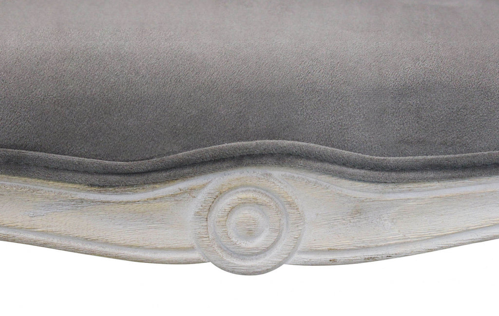 Primo piano della seduta in velluto taupe con cuciture sartoriali.