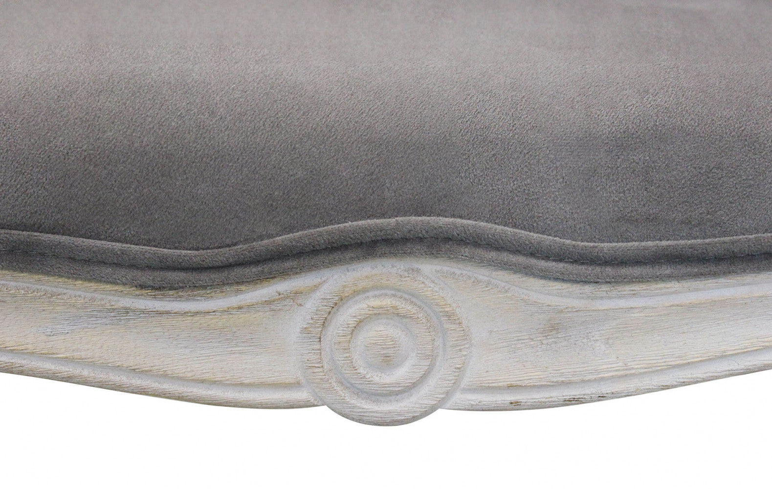 Primo piano della seduta in velluto taupe con cuciture sartoriali.