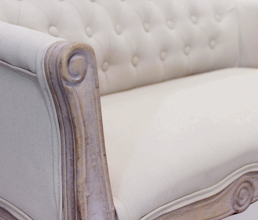 Dettaglio texture tessuto beige del divano Coleman by Albert, morbidezza del rivestimento