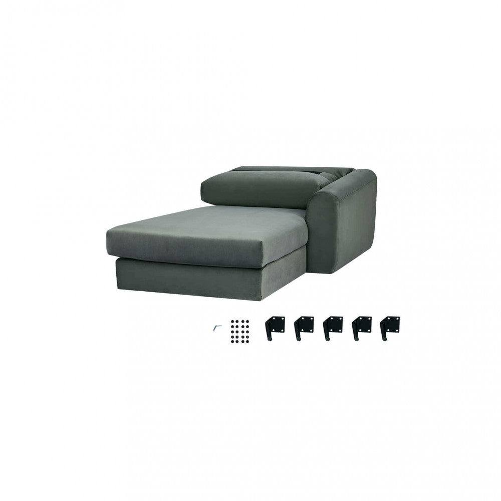 Dettaglio del modulo chaise longue del divano Gregory smontato, accompagnato dai relativi piedini e accessori di montaggio su sfondo bianco.