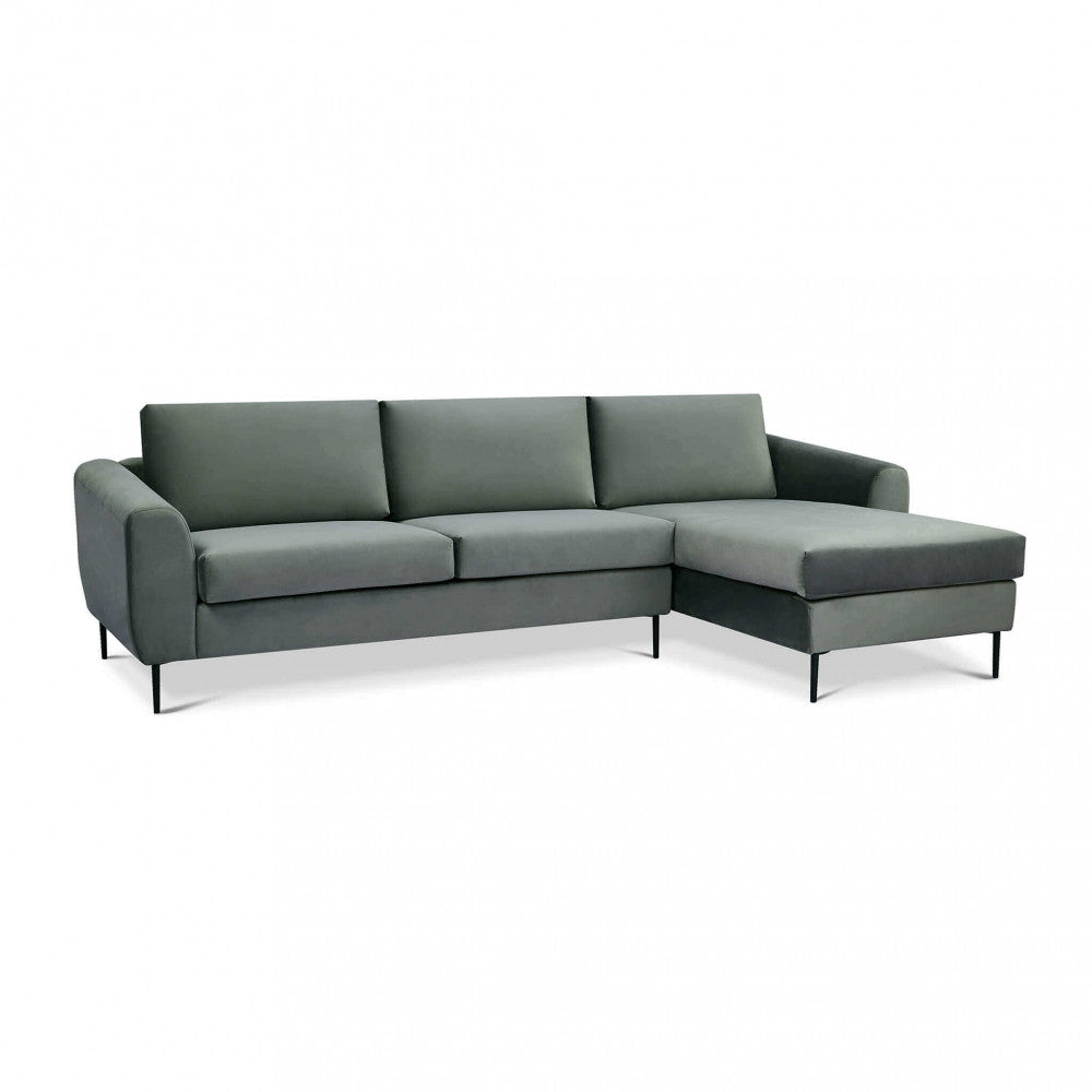 Divano con chaise longue Gregory isolato su sfondo bianco, che evidenzia la struttura elegante e i piedini in metallo scuro.