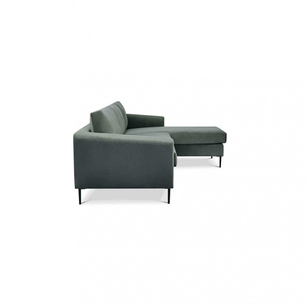 Profilo laterale del divano con chaise longue Gregory su sfondo bianco, che mette in risalto la linea pulita dei braccioli.