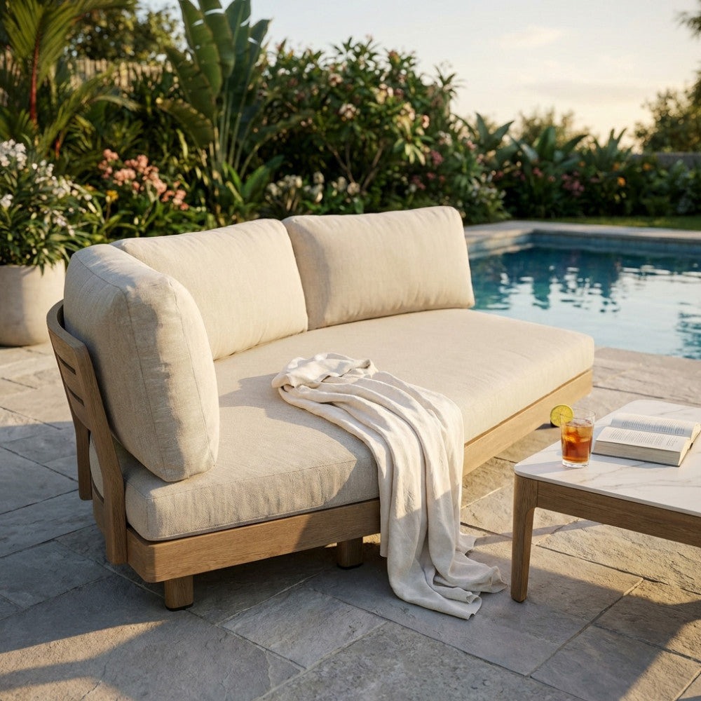 Vista frontale del divano 3 posti Medellin con base marrone chiaro in ambiente outdoor.