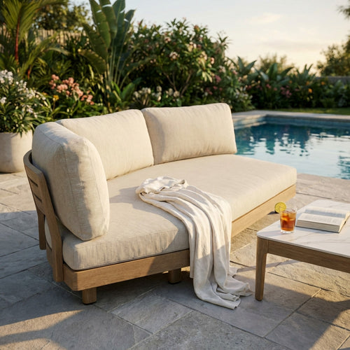 Vista frontale del divano 3 posti Medellin con base marrone chiaro in ambiente outdoor.