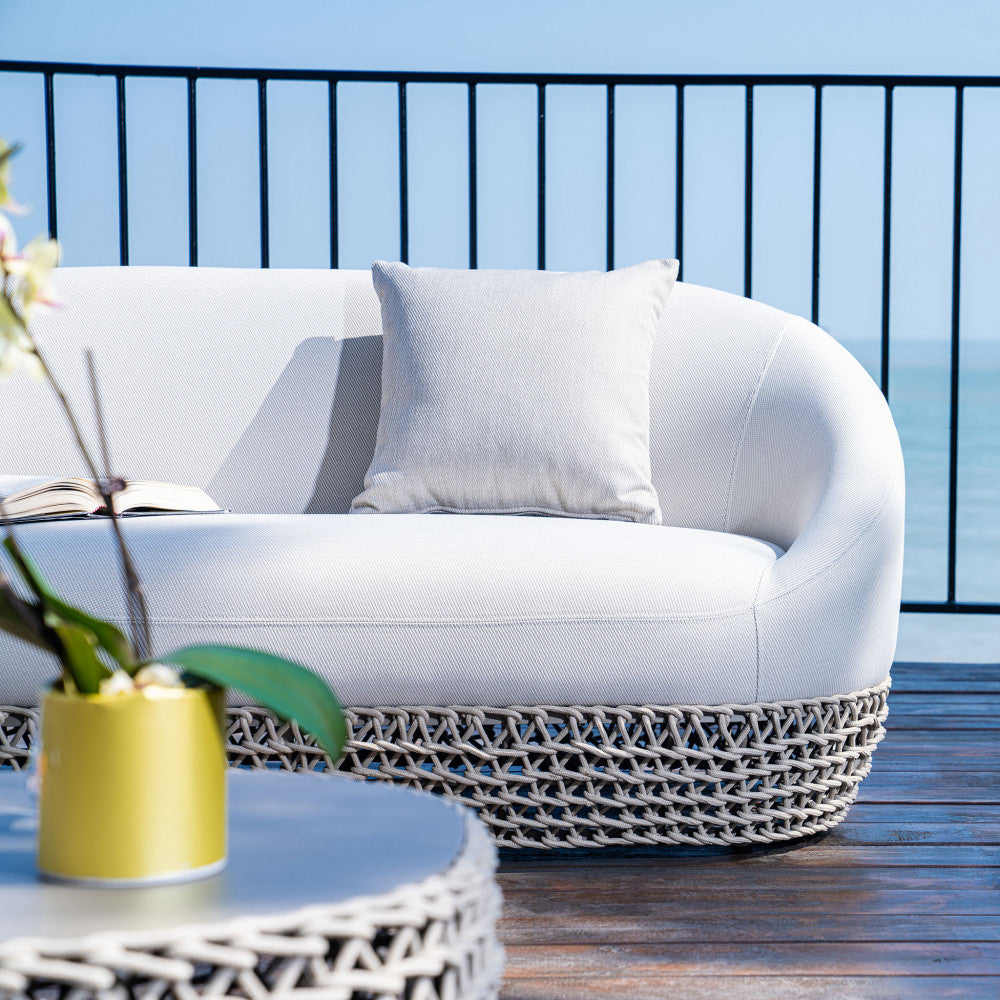 Divano da Esterno Lafayette 2 Posti con struttura in alluminio e rivestimento in corda beige.