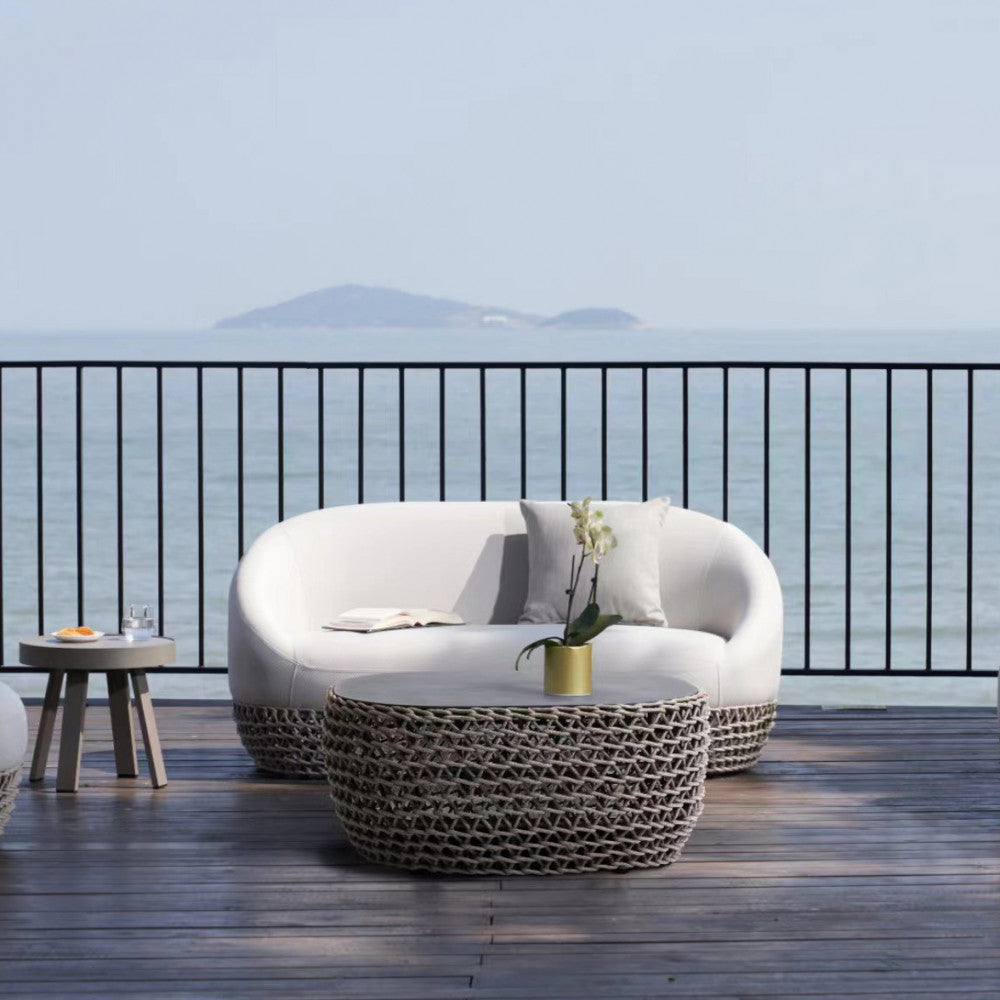 Divano Lafayette 2 Posti in un ambiente esterno elegante, mostrando il suo comfort e la sua estetica.