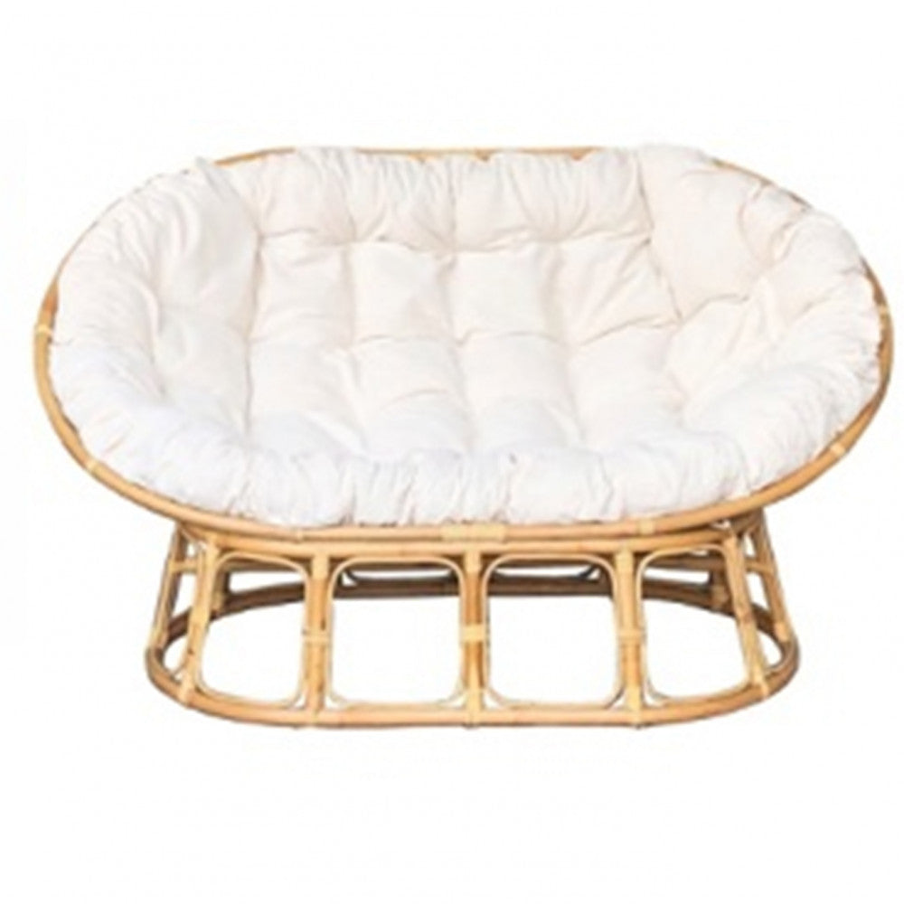 Vista frontale del divano Hanoi in rattan intrecciato con ampio cuscino bianco, isolato su sfondo bianco.