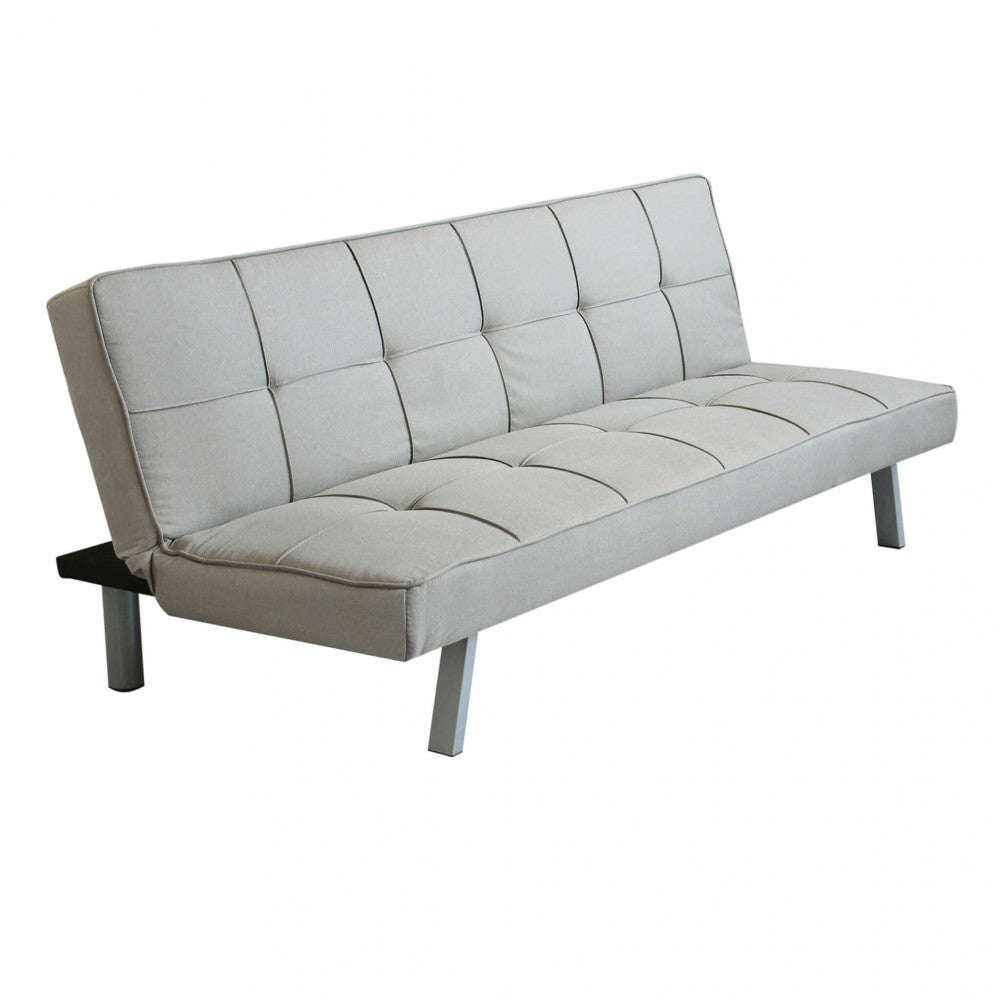 Prospettiva a tre quarti del divano letto Aaron isolato su sfondo bianco, che evidenzia le cuciture geometriche del tessuto grigio chiaro.