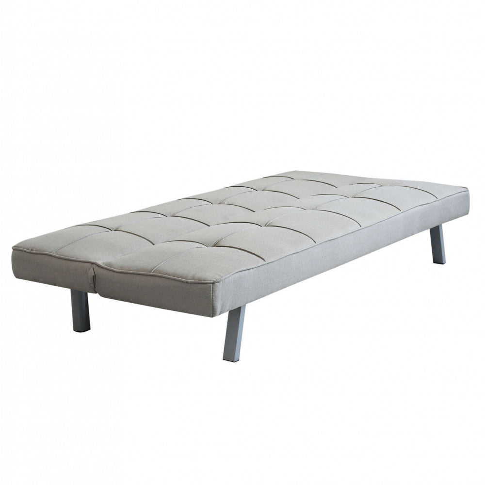Divano letto Aaron completamente aperto in modalità letto su sfondo bianco, mostrando l'ampia superficie di riposo in tessuto grigio chiaro.