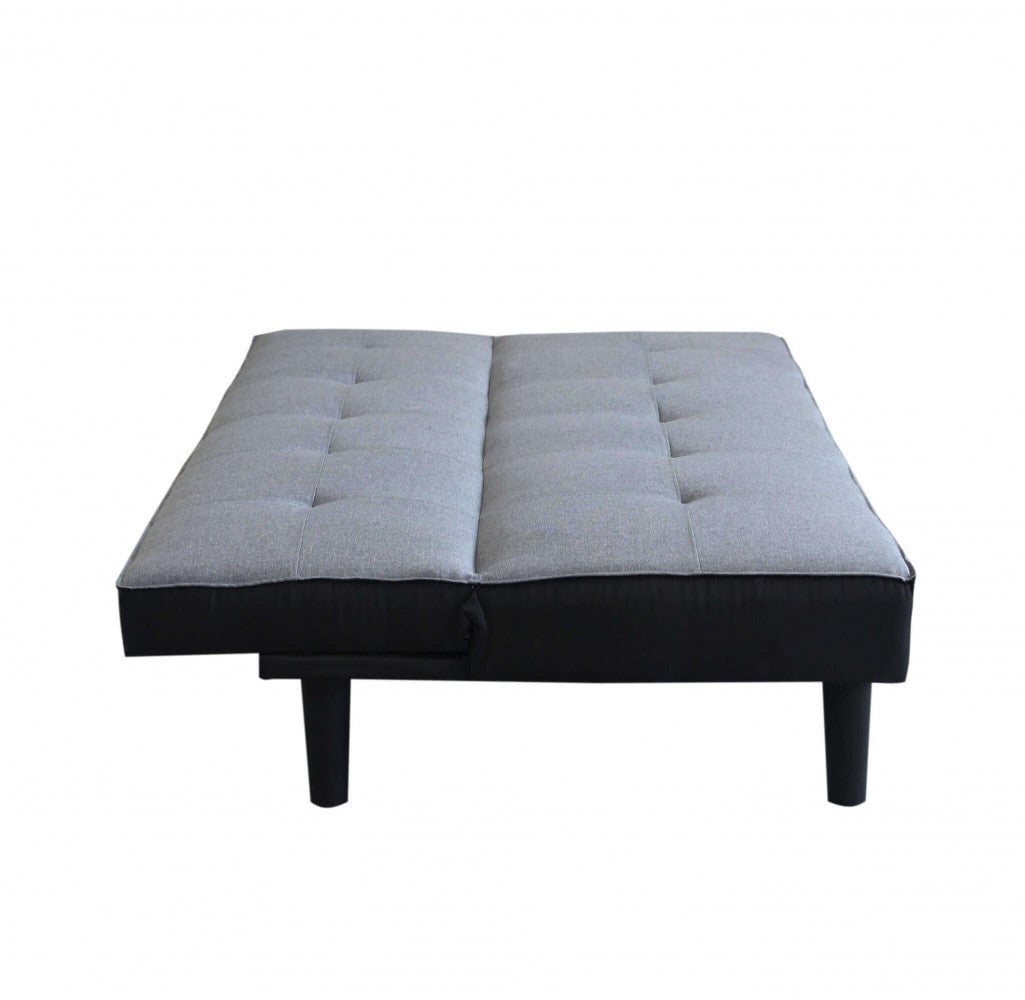 Vista frontale del divano letto Alvin trasformato in letto, evidenziando la continuita del design e l'assenza di interruzioni visive.