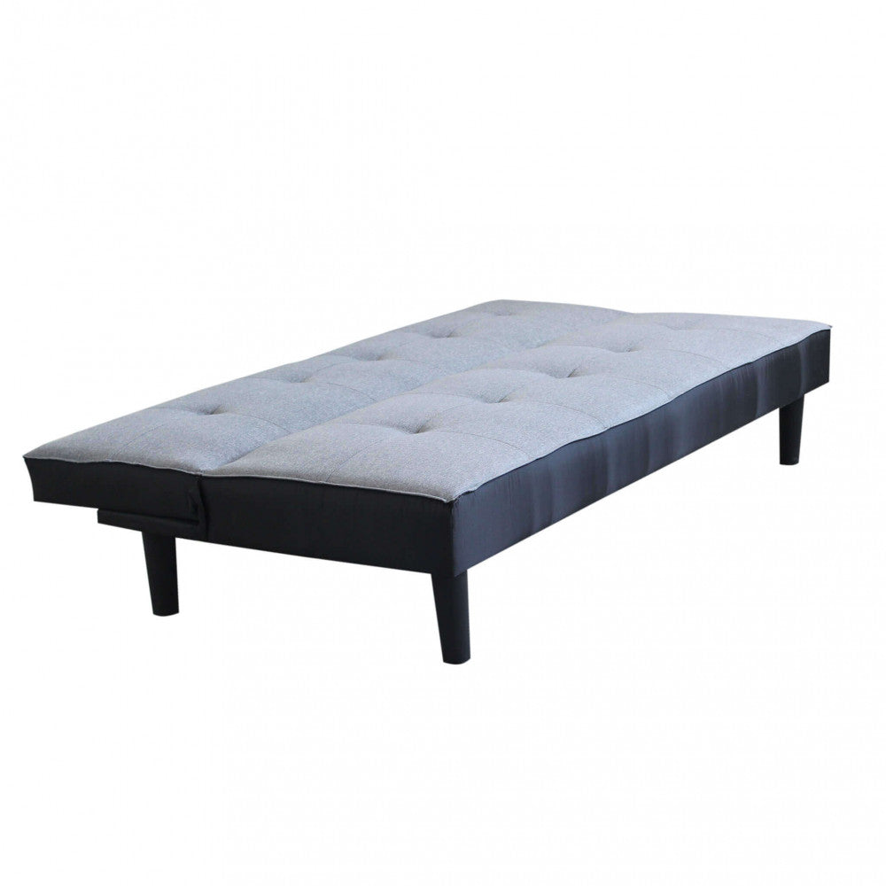 Divano letto Alvin completamente reclinato nella sua configurazione letto, mostrando l'ampia superficie di riposo.