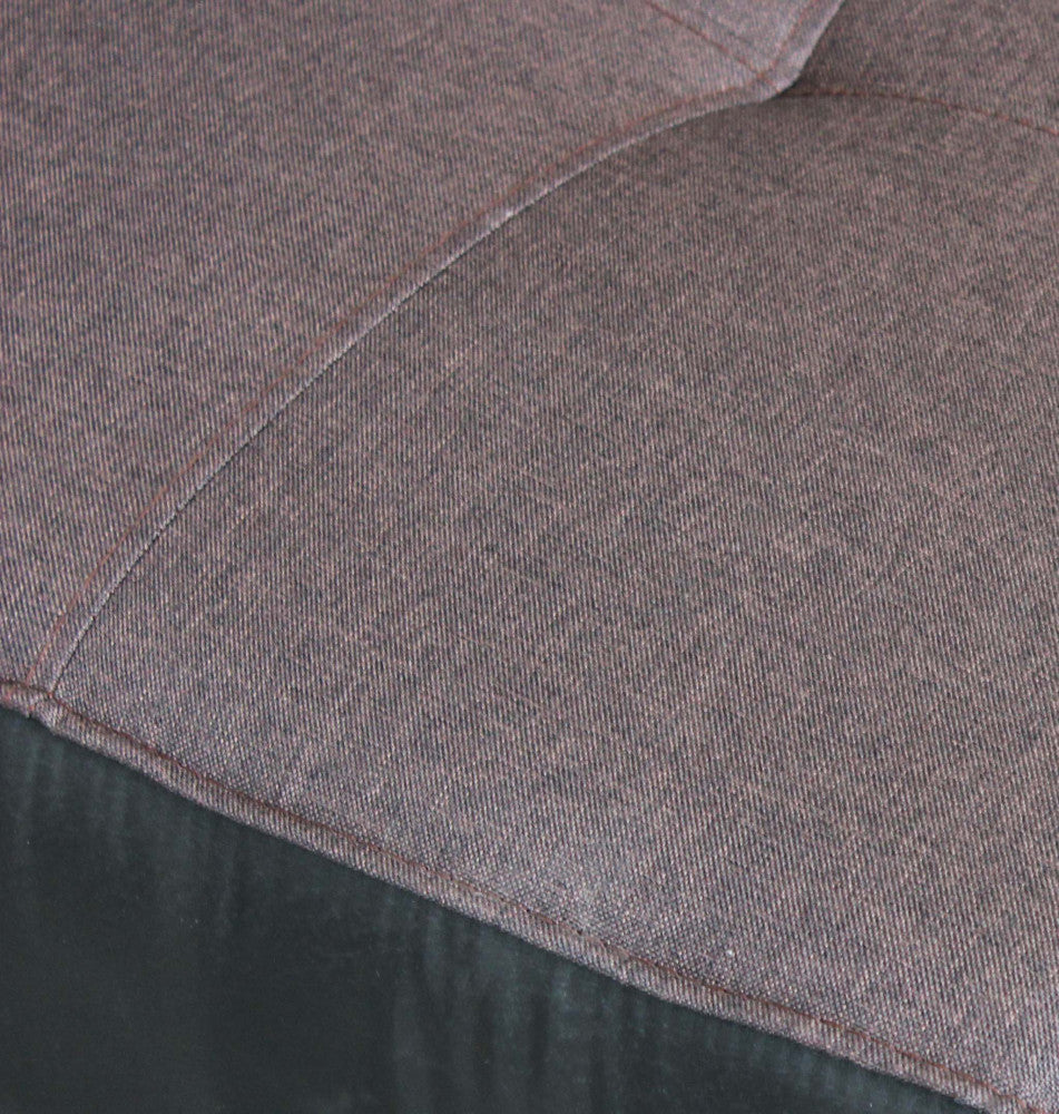 Dettaglio macro del tessuto antracite del divano letto Alvin, che mostra la trama robusta e le rifiniture sartoriali.