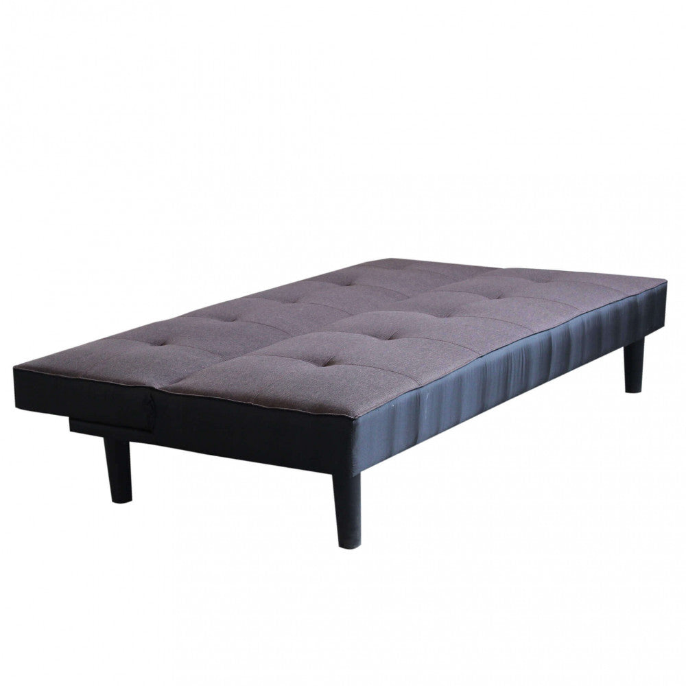 Divano letto Alvin completamente aperto in modalità letto su sfondo bianco, mostrando l'ampia superficie di riposo.
