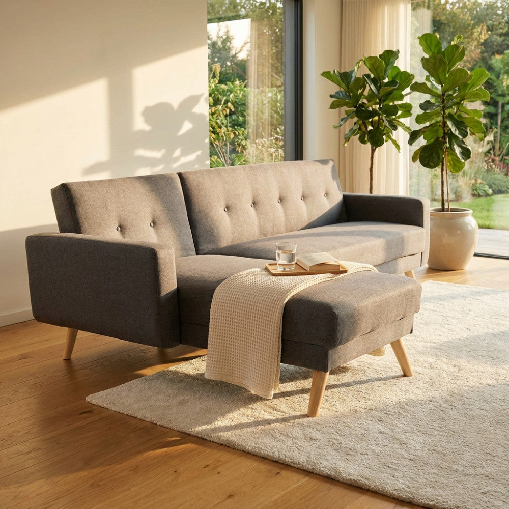 Dettaglio del divano letto Arthur con penisola, arricchito da un plaid chiaro in un elegante contesto living.