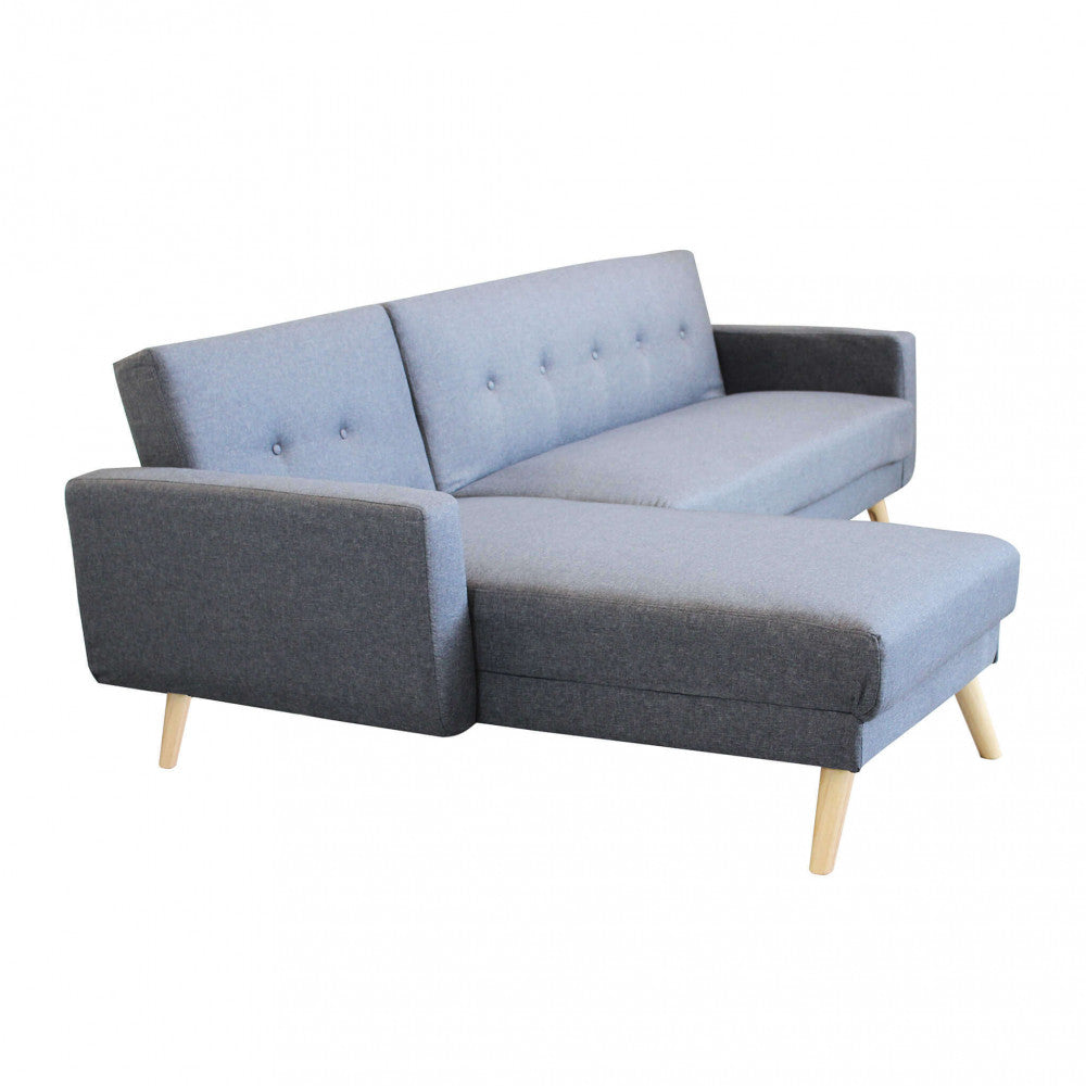 Vista angolare del divano letto Arthur isolato su sfondo bianco, che evidenzia la struttura moderna e i piedini in legno.