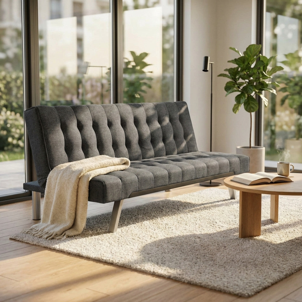 Divano letto Barry a tre posti in tessuto grigio scuro ambientato in un luminoso soggiorno moderno con ampie vetrate.