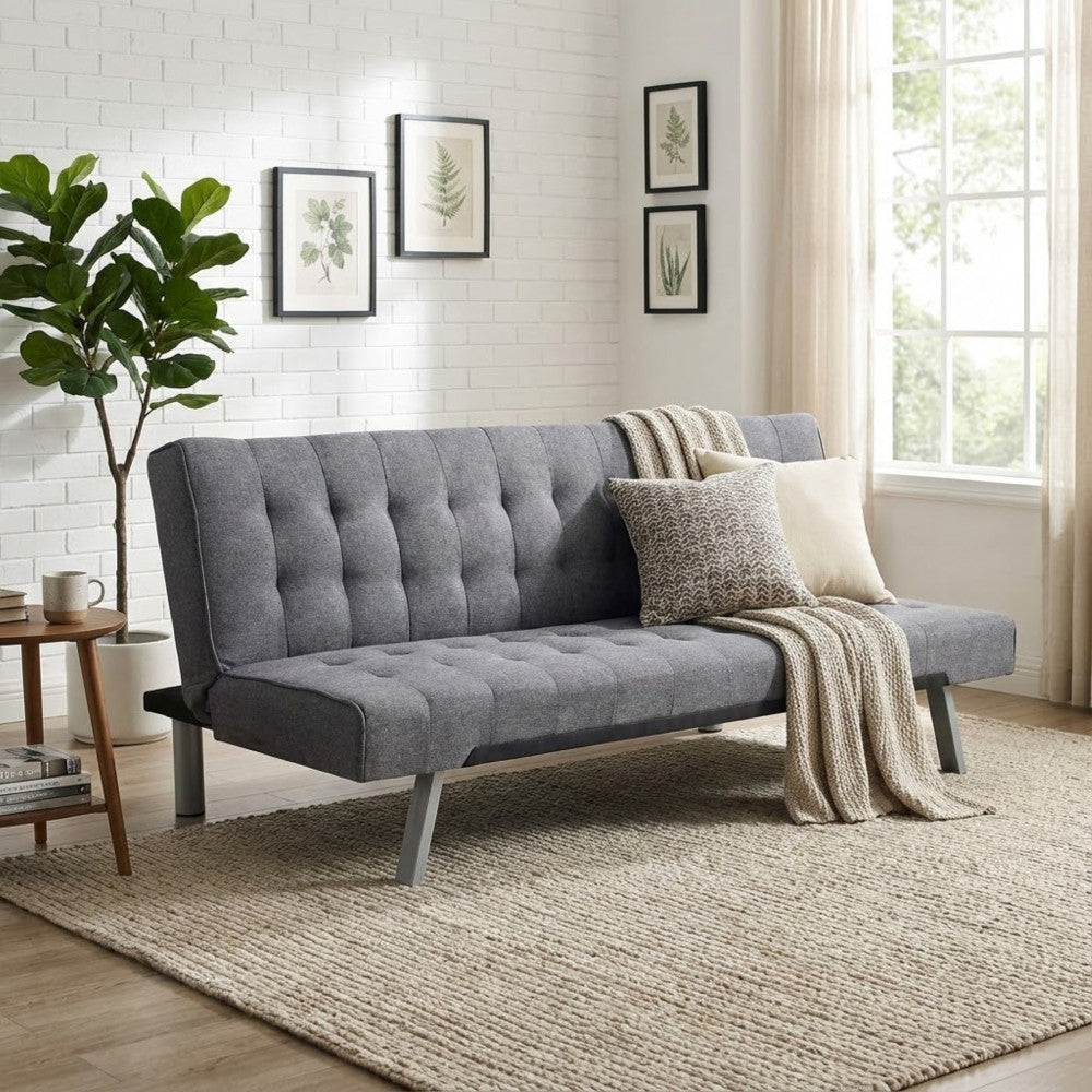 Divano letto Barry ambientato in un salotto dal design industriale con parete in mattoni bianchi e tappeto materico.