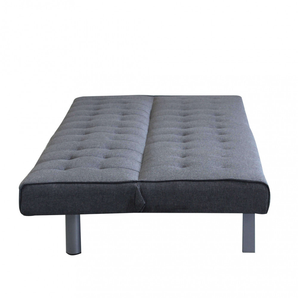 Divano letto Barry completamente reclinato in modalità letto, evidenziando la superficie trapuntata in tessuto grigio scuro.