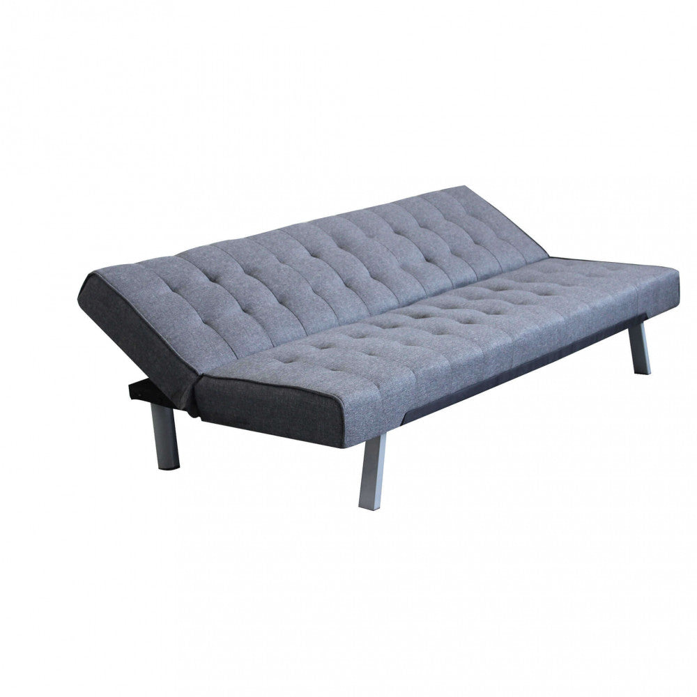 Prospettiva angolata del divano letto Barry trasformato in letto, mostrando la struttura robusta e il design lineare.