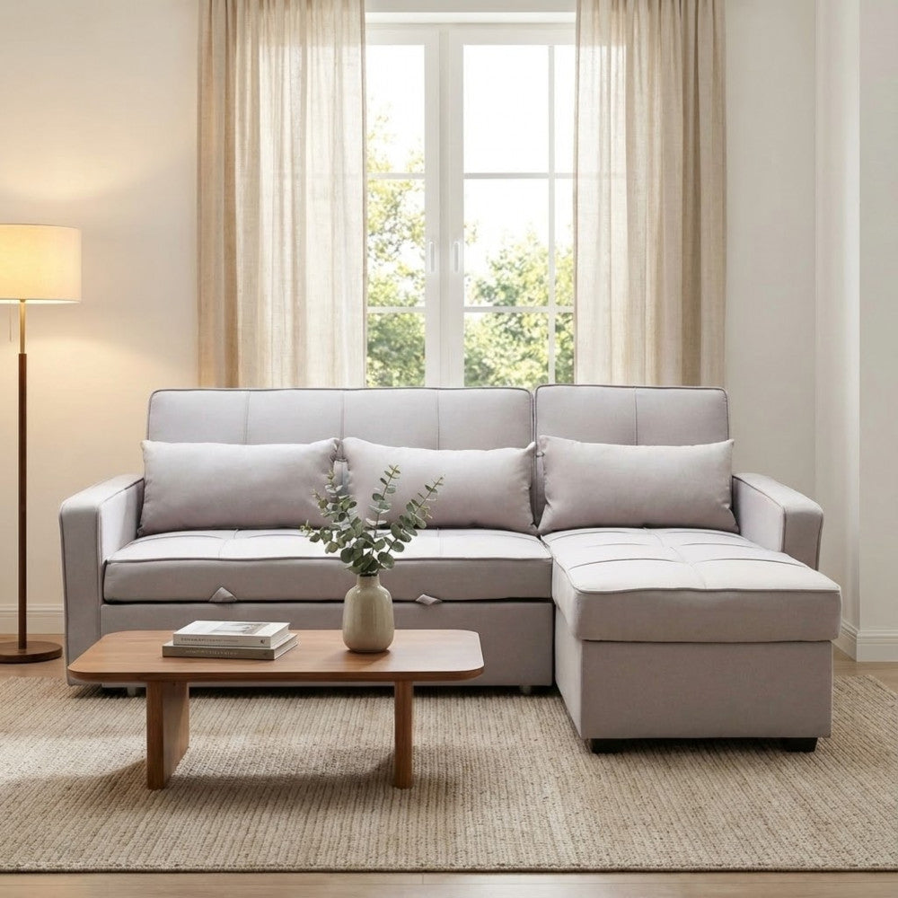 Divano letto Cedric in un ambiente neutro ed elegante, arricchito da una pianta decorativa sul tavolino.