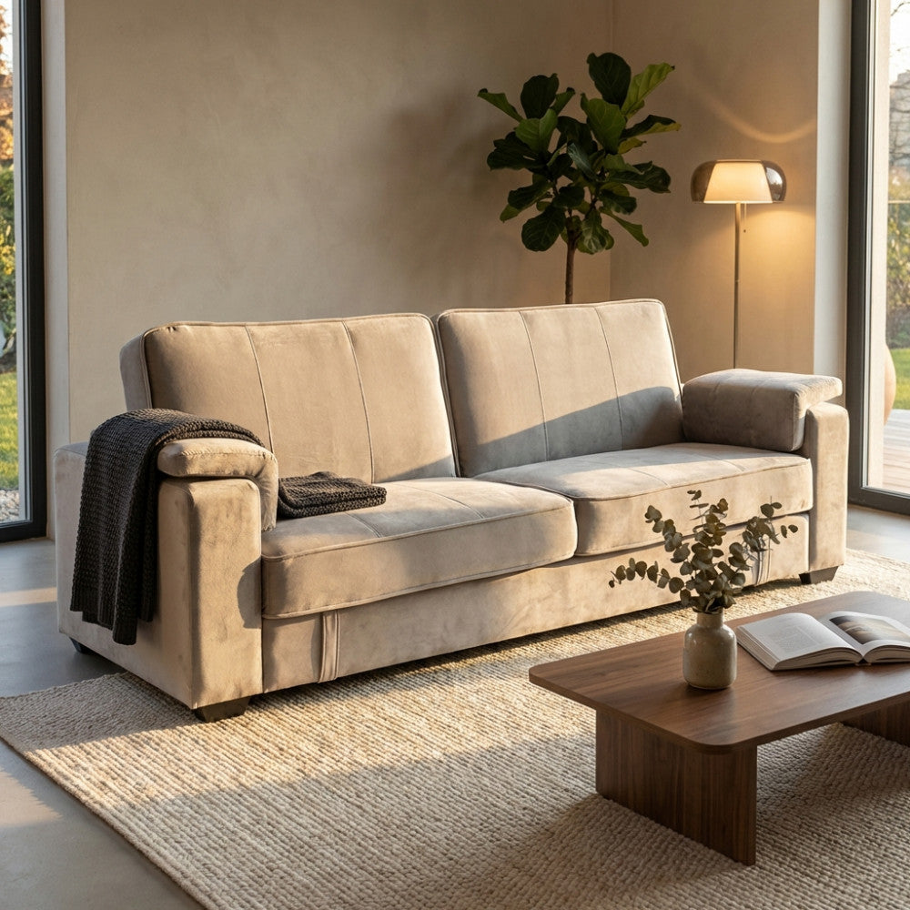 Dettaglio del divano letto Darell in tessuto tortora illuminato dalla calda luce naturale in un elegante living contemporaneo.
