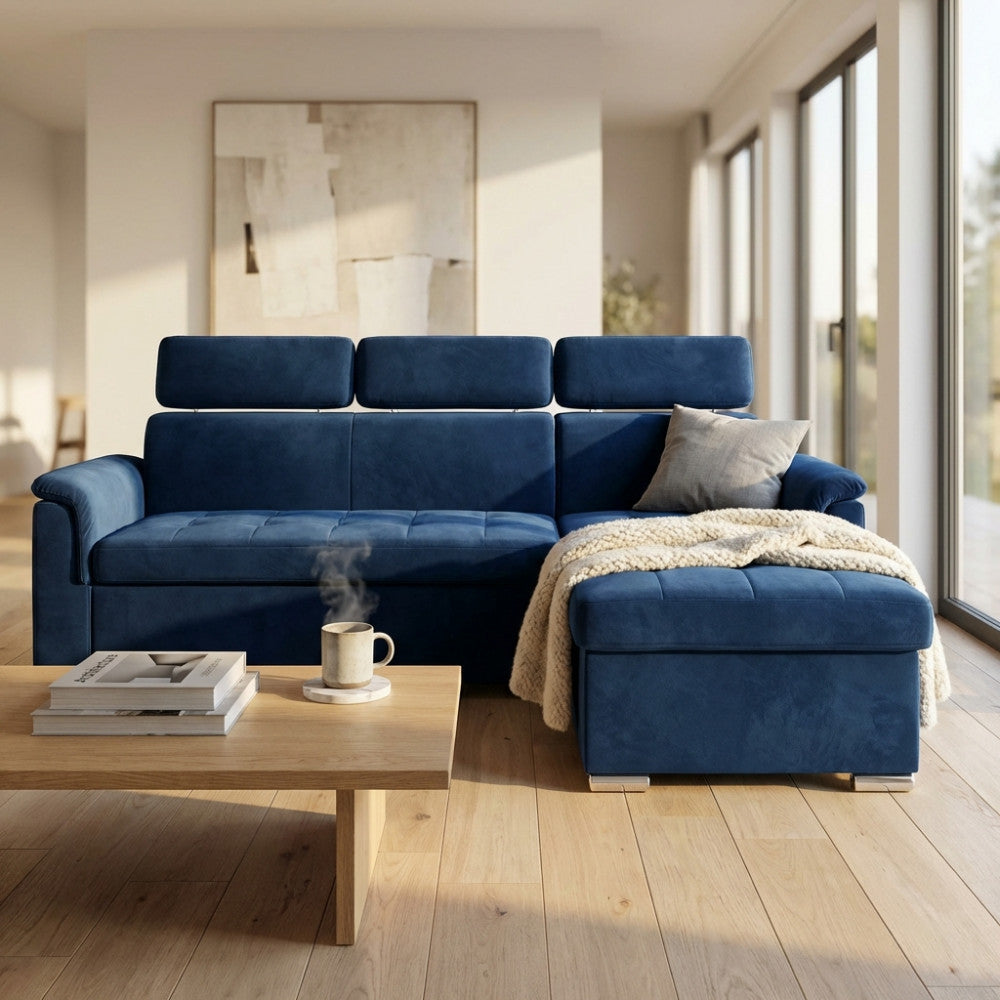 Divano a 3 posti blu in un luminoso soggiorno moderno con cuscino grigio e plaid panna.