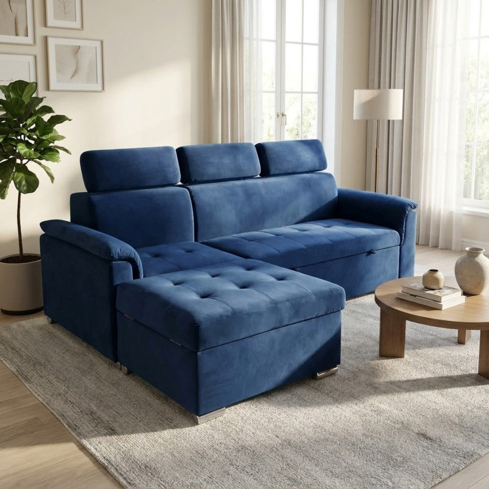 Divano blu inserito in un salotto dai toni neutri con tavolino in legno e pianta decorativa.