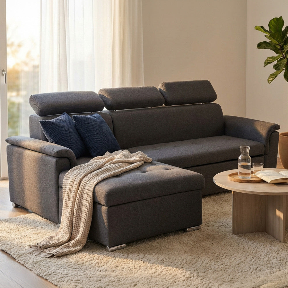 Divano Derrick configurato con penisola in un ambiente living moderno, arricchito da cuscini blu e tavolino in legno.