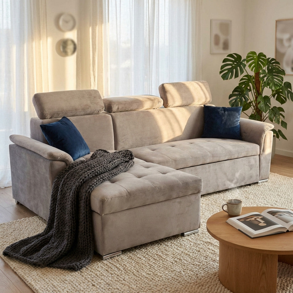 Dettaglio del divano letto Derrick color tortora, illuminato dalla luce naturale con una morbida coperta grigia adagiata sulla penisola.