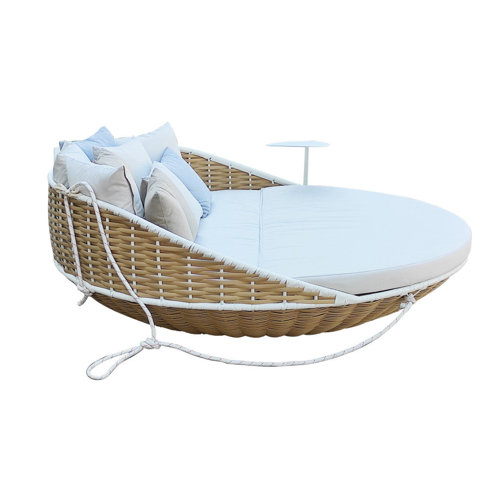 Vista isolata su sfondo bianco del divano letto rotondo Formosa in rattan con cuscini sfoderabili e tavolino integrato.