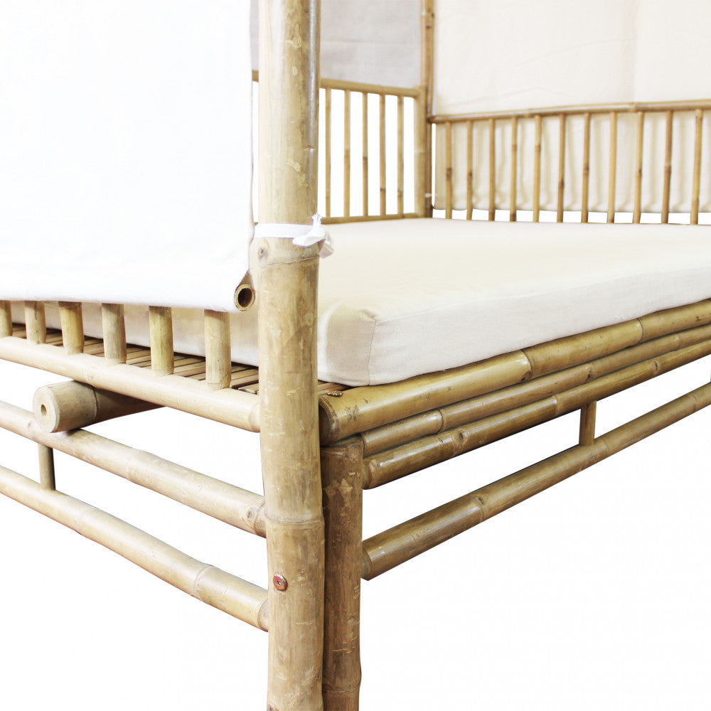 Dettaglio ravvicinato dei nodi e delle giunture della struttura in legno marrone del divano letto Manhattan.