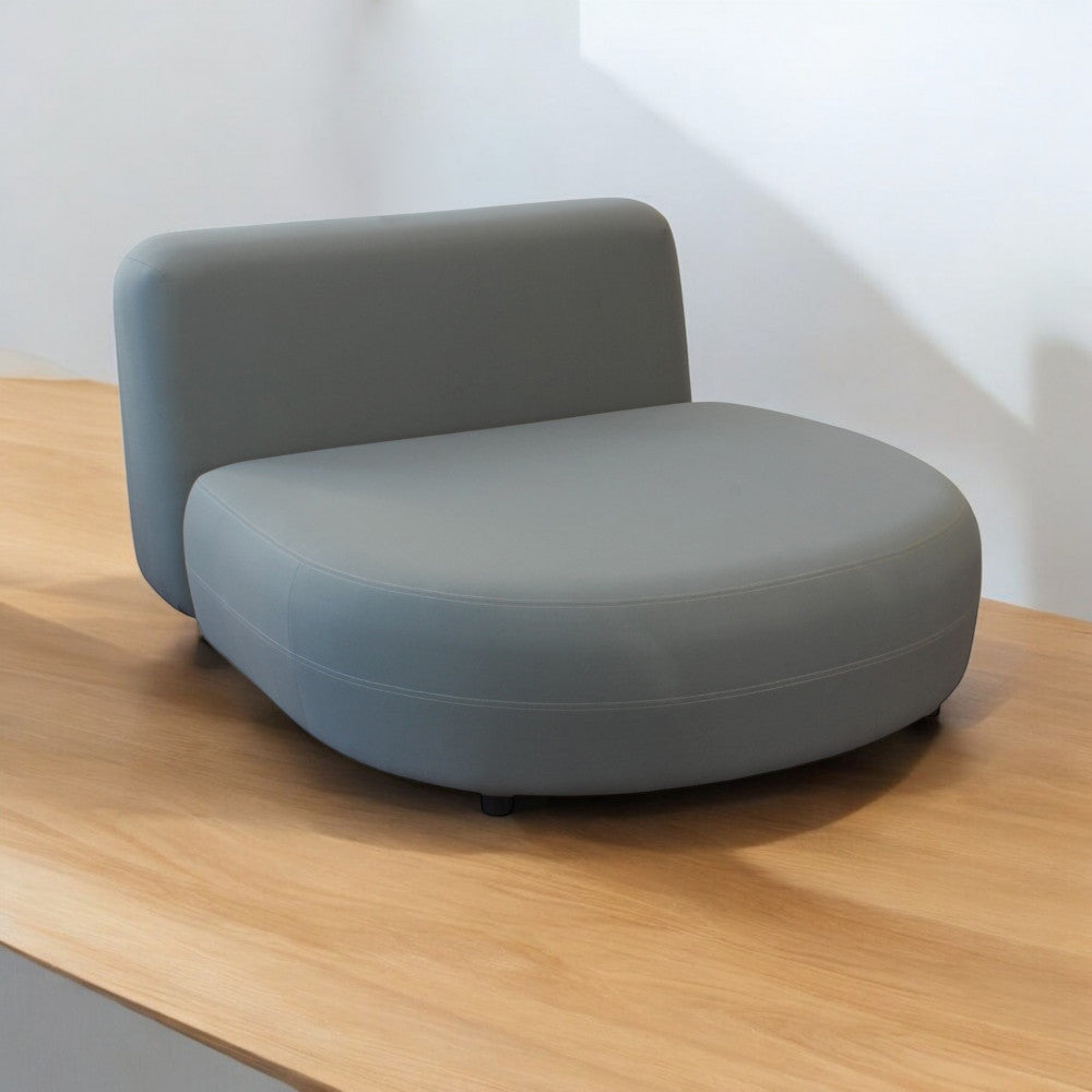 Divano Tucumán posizionato su un pavimento in legno chiaro in un ambiente minimalista.