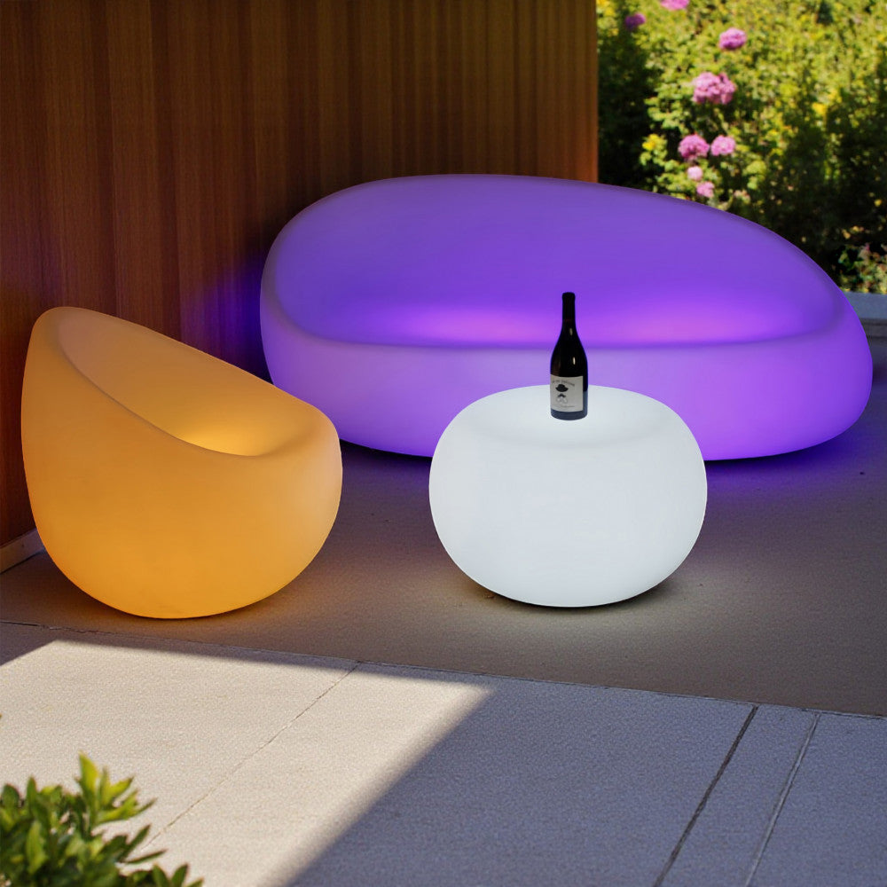Set da esterno con divano luminoso Lepus viola, poltrona gialla e tavolino bianco illuminato.