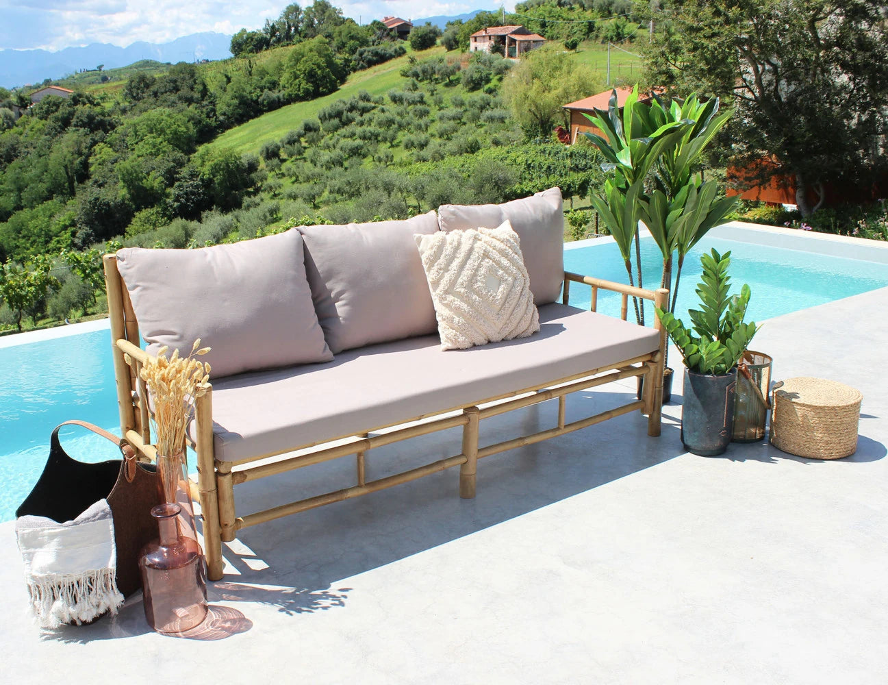 Il Divano Margarita ambientato in un salotto moderno, che mostra la sua capacità di integrarsi con stile e offrire comfort.