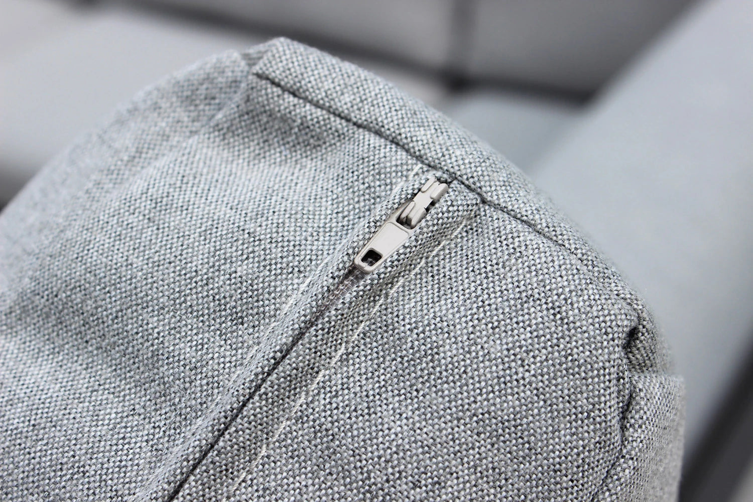 Primo piano dei cuscini confortevoli e del tavolino integrato del Divano Komodo, che evidenzia la praticità e la qualità dei materiali. | Albert Stock